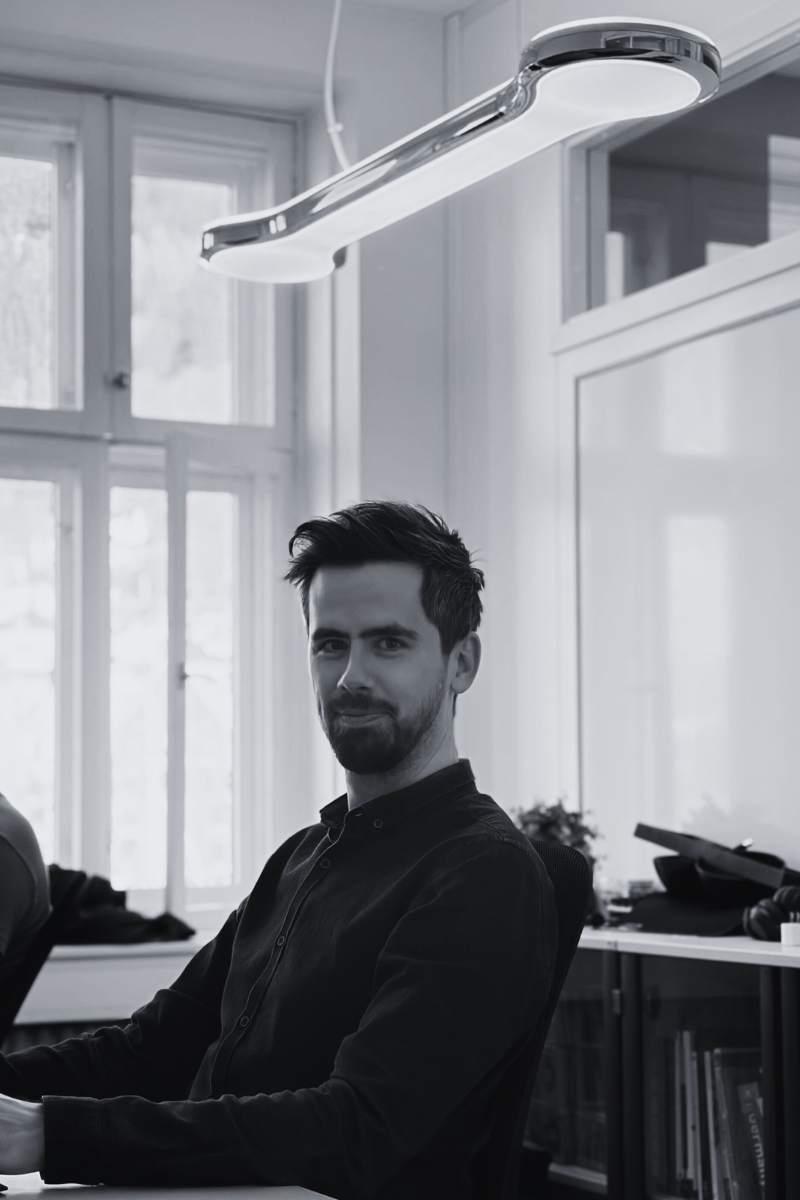 Mads Farner på kontoret (2)