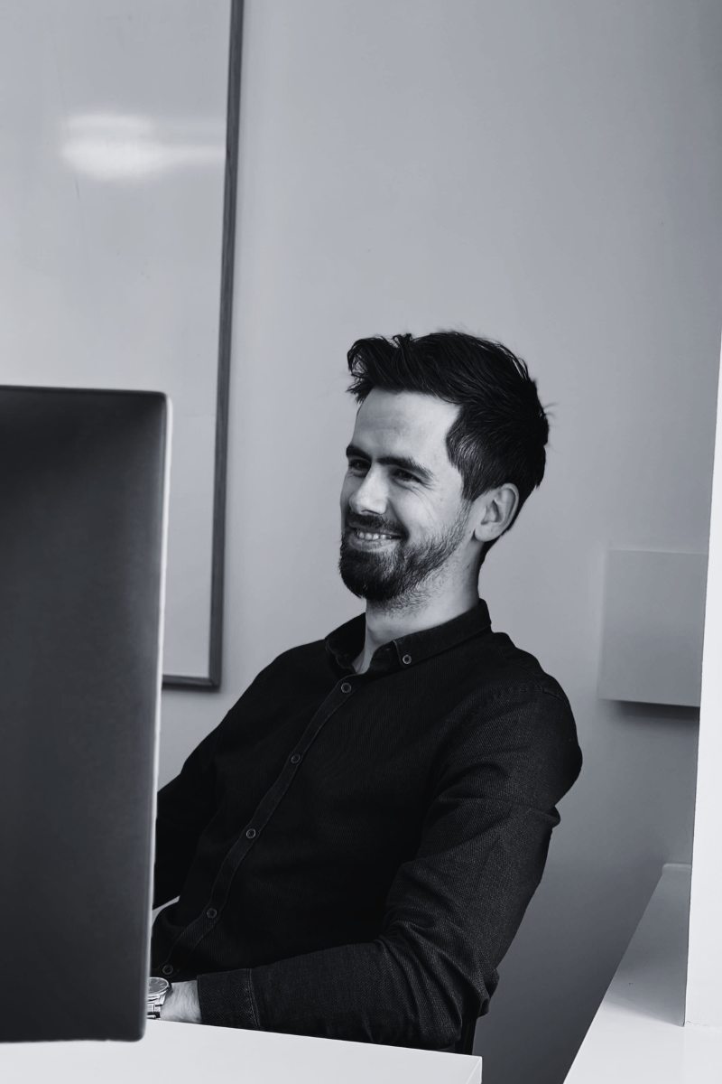 Mads Farner på kontoret